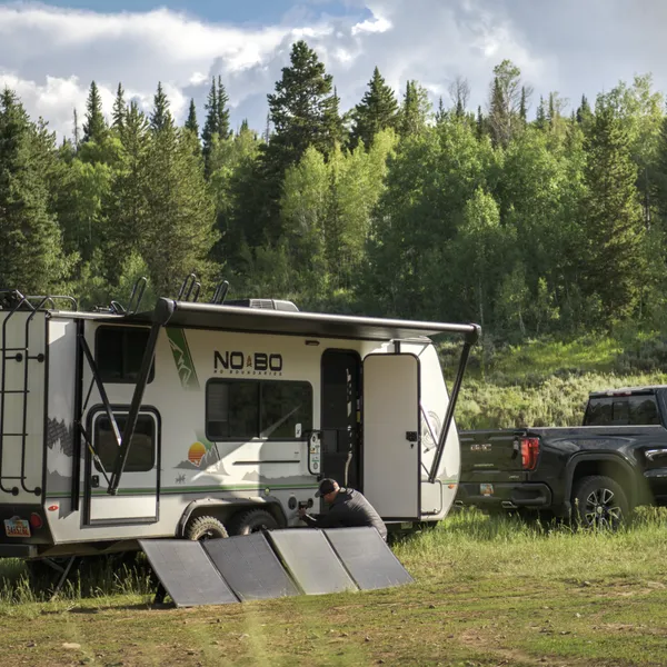 Goal Zero (8) Nomad 400 PRO Solar Bundle